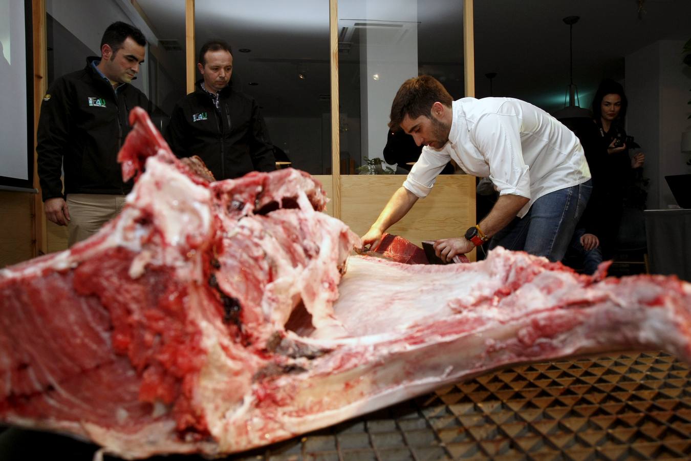 Comienza en el restaurante La Dársena de Suances la V Edición de las Jornadas del Atún Rojo del Mediterráneo que se celebran desde el 12 al 21 de enero. Atún del Mediterráneo, de unos 250 kg., de calidad excepcional, capturado vivo, sin sufrir estrés al sacrificarlo, por lo que no se produce el llamado ‘yate’, que es el síndrome de la carne quemada. Llamado también ‘cerdo ibérico del mar’ pues se aprovecha absolutamente todo de él.