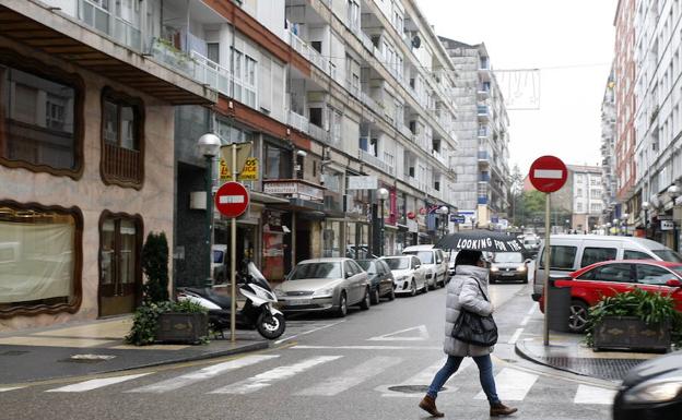 Calle Félix Apellaniz en Torrelavega donde se ubica el local 