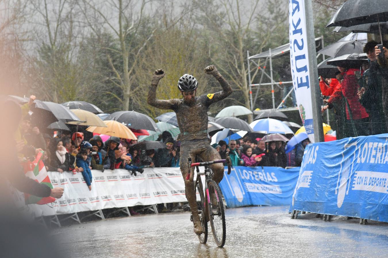 El cántabro Ismael Esteban revalidó este domingo en Legazpi su título de campeón de España de ciclo-cross por delante de Felipe Orts, su compañero en el equipo Ginestar-Delikia, con quien sostuvo un vibrante duelo sobre un circuito embarrado y muy exigente.