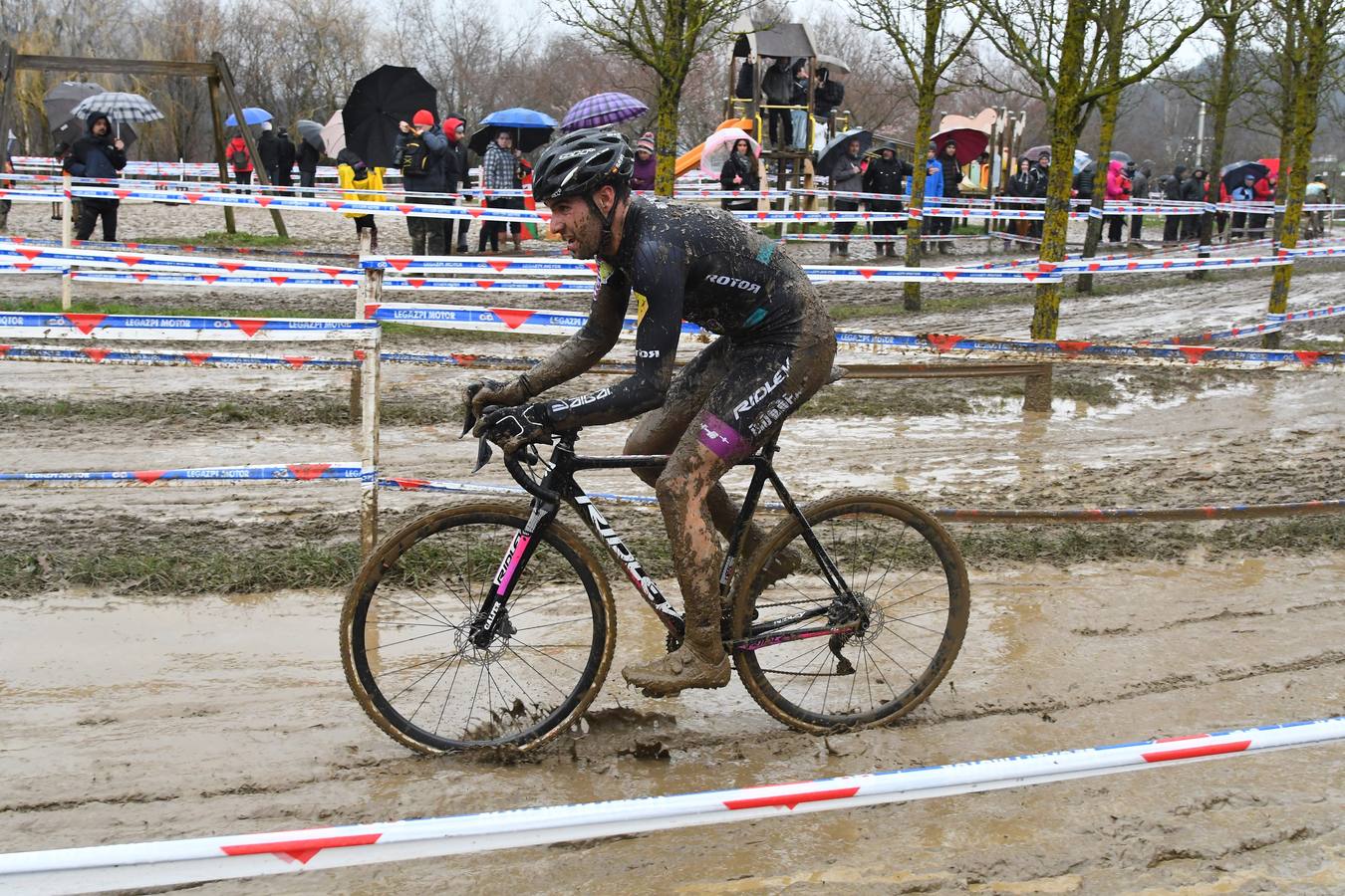 El cántabro Ismael Esteban revalidó este domingo en Legazpi su título de campeón de España de ciclo-cross por delante de Felipe Orts, su compañero en el equipo Ginestar-Delikia, con quien sostuvo un vibrante duelo sobre un circuito embarrado y muy exigente.