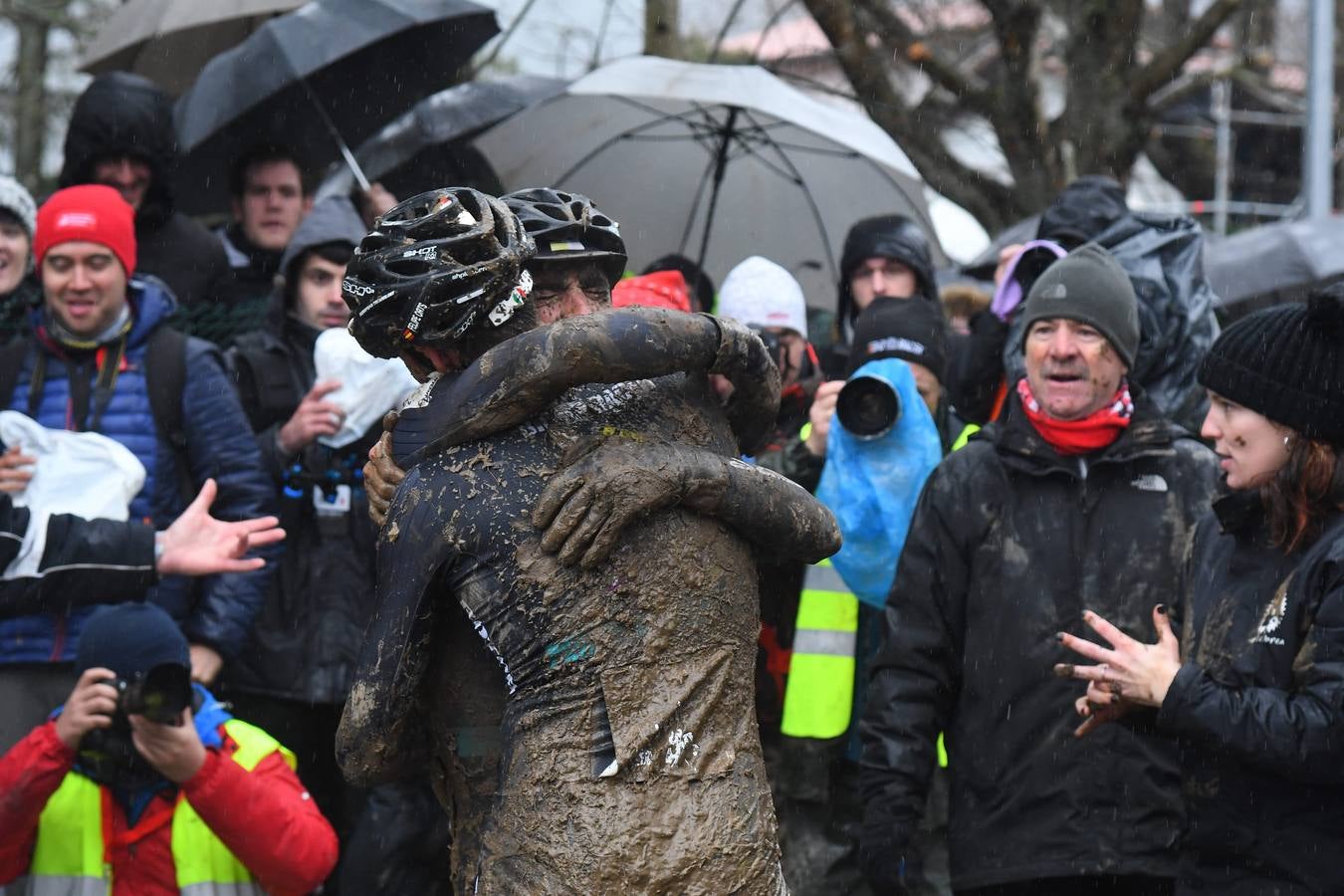 El cántabro Ismael Esteban revalidó este domingo en Legazpi su título de campeón de España de ciclo-cross por delante de Felipe Orts, su compañero en el equipo Ginestar-Delikia, con quien sostuvo un vibrante duelo sobre un circuito embarrado y muy exigente.