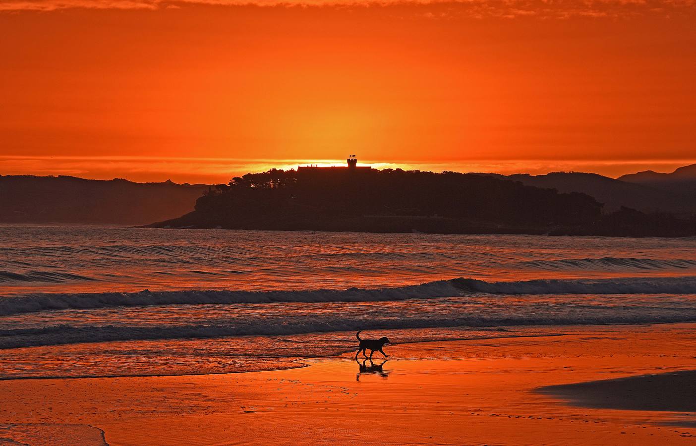 Cuando el tiempo lo permite, la bahía de Santander ofrece a primera y última hora del día imágenes tan bonitas como llamativas.