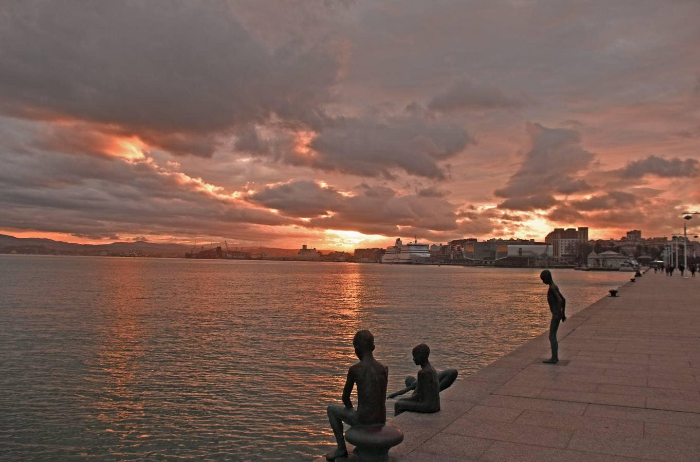 Cuando el tiempo lo permite, la bahía de Santander ofrece a primera y última hora del día imágenes tan bonitas como llamativas.