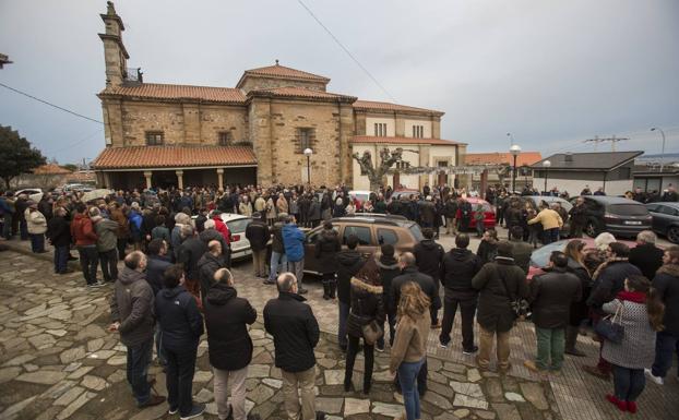 La iglesia de Muriedas se quedó pequeña para acoger a las más de mil personas que se acercaron para mostrar su apoyo a la familia.