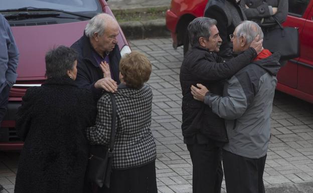 Revilla abraza a Ángel Duque, abuelo paterno del fallecido.