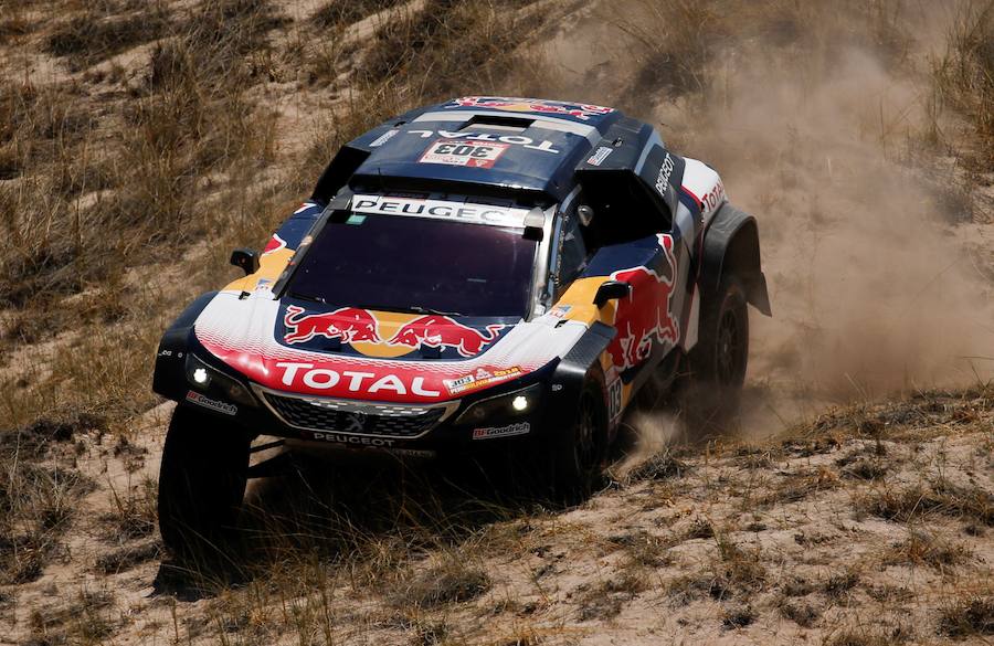 Los pilotos españoles de Peugeot Carlos Sainz y Lucas Cruz compiten durante la décima etapa del Dakar. 