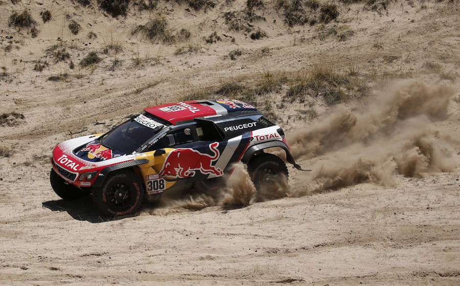 Los pilotos franceses de Peugeot Cyril Despres y David Zaster compiten durante la décima etapa del Dakar. 