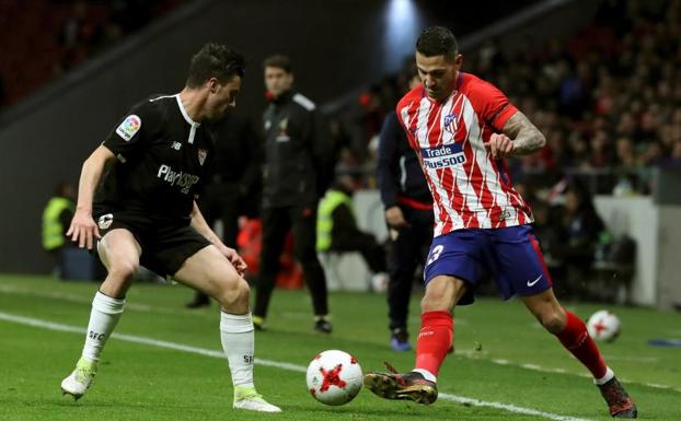 Vitolo, en una acción ante Corchia. 