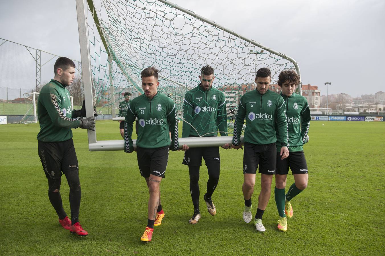 Entrenamiento del Racing para preparar el partido ante el Mirandés