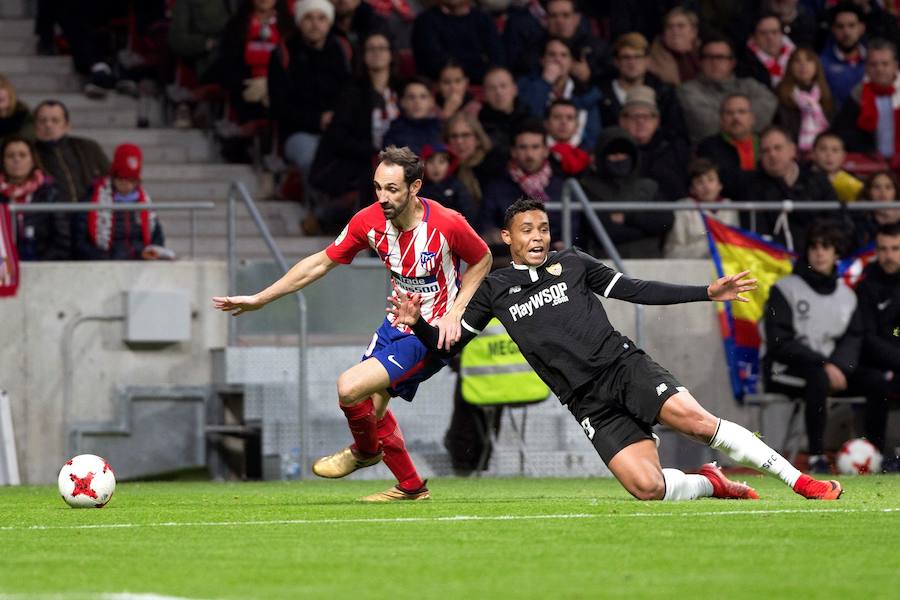 El Atlético se adelantó por mediación de Diego Costa, pero un autogol de Moyá y otro tanto de Correa dieron la victoria al equipo de Montella en la ida de cuartos de Copa del Rey.