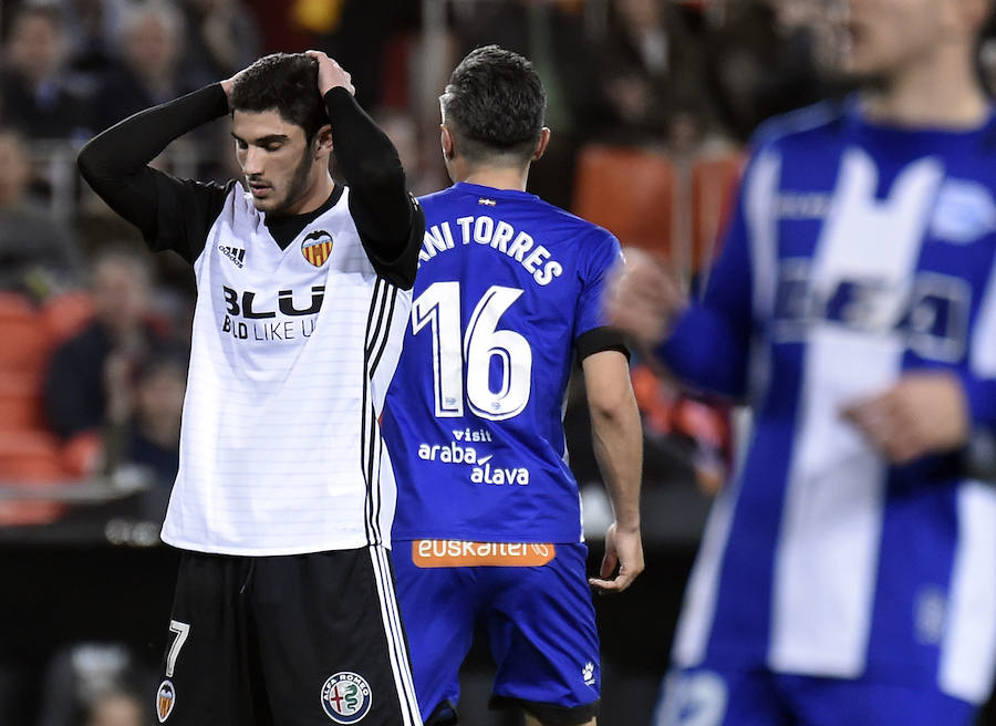 Guedes y Rodrigo sellaron una remontada del Valencia ante el Alavés en Copa del Rey ayudada por un error del portero Sivera y la expulsión de Diéguez.