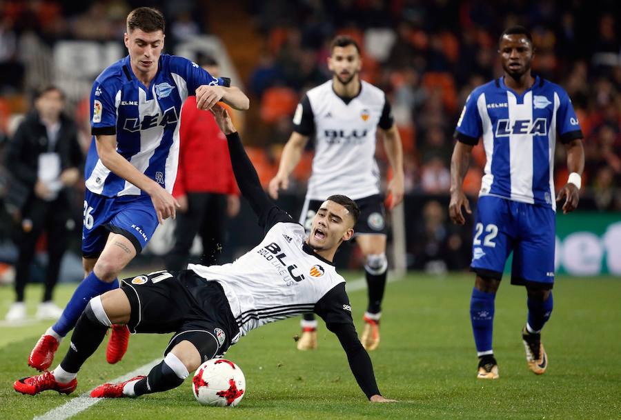 Guedes y Rodrigo sellaron una remontada del Valencia ante el Alavés en Copa del Rey ayudada por un error del portero Sivera y la expulsión de Diéguez.