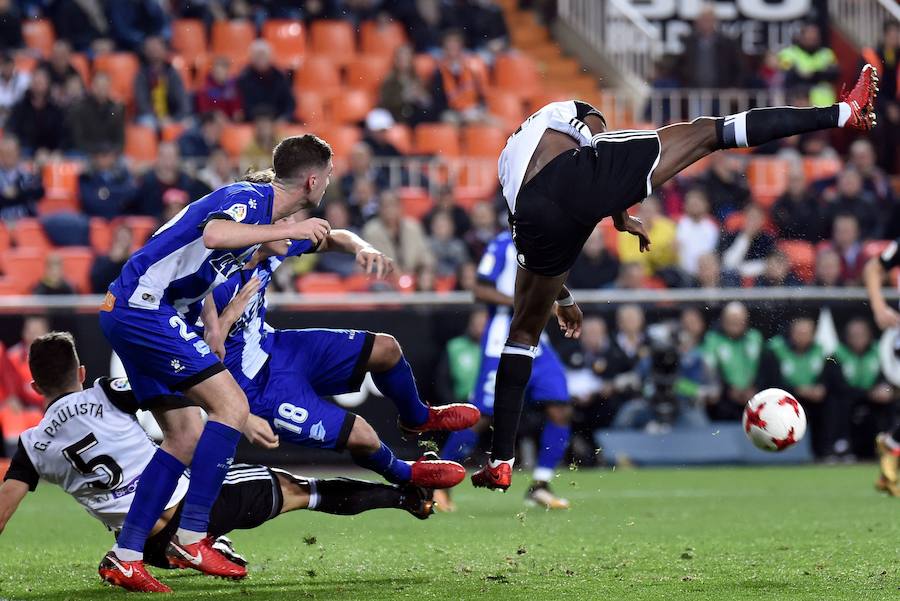 Guedes y Rodrigo sellaron una remontada del Valencia ante el Alavés en Copa del Rey ayudada por un error del portero Sivera y la expulsión de Diéguez.