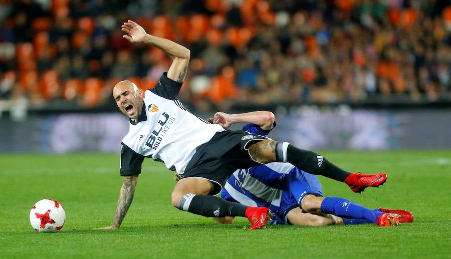 Guedes y Rodrigo sellaron una remontada del Valencia ante el Alavés en Copa del Rey ayudada por un error del portero Sivera y la expulsión de Diéguez.