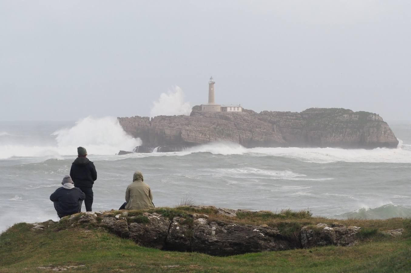 Olas de hasta 13 metros en Santander, una espuma extraordinaria en las playas de Liencres e imágenes espectaculares de Suances