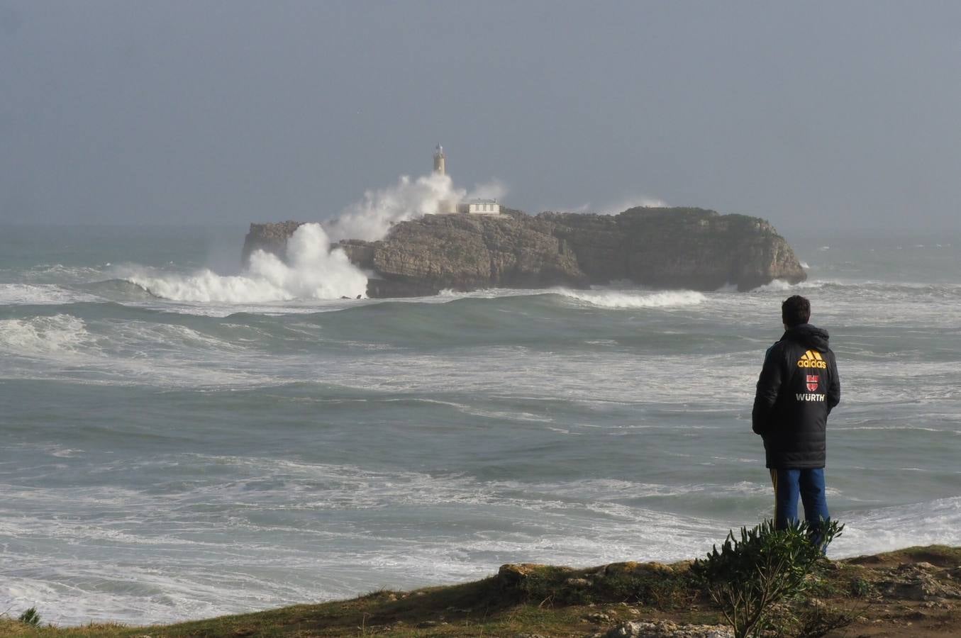 Olas de hasta 13 metros en Santander, una espuma extraordinaria en las playas de Liencres e imágenes espectaculares de Suances