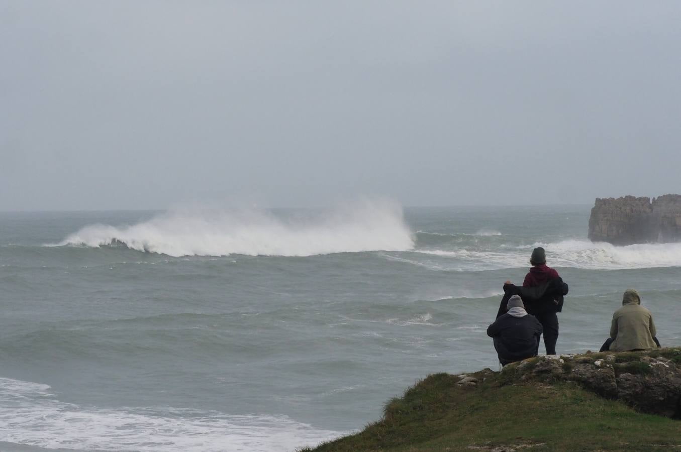 Olas de hasta 13 metros en Santander, una espuma extraordinaria en las playas de Liencres e imágenes espectaculares de Suances