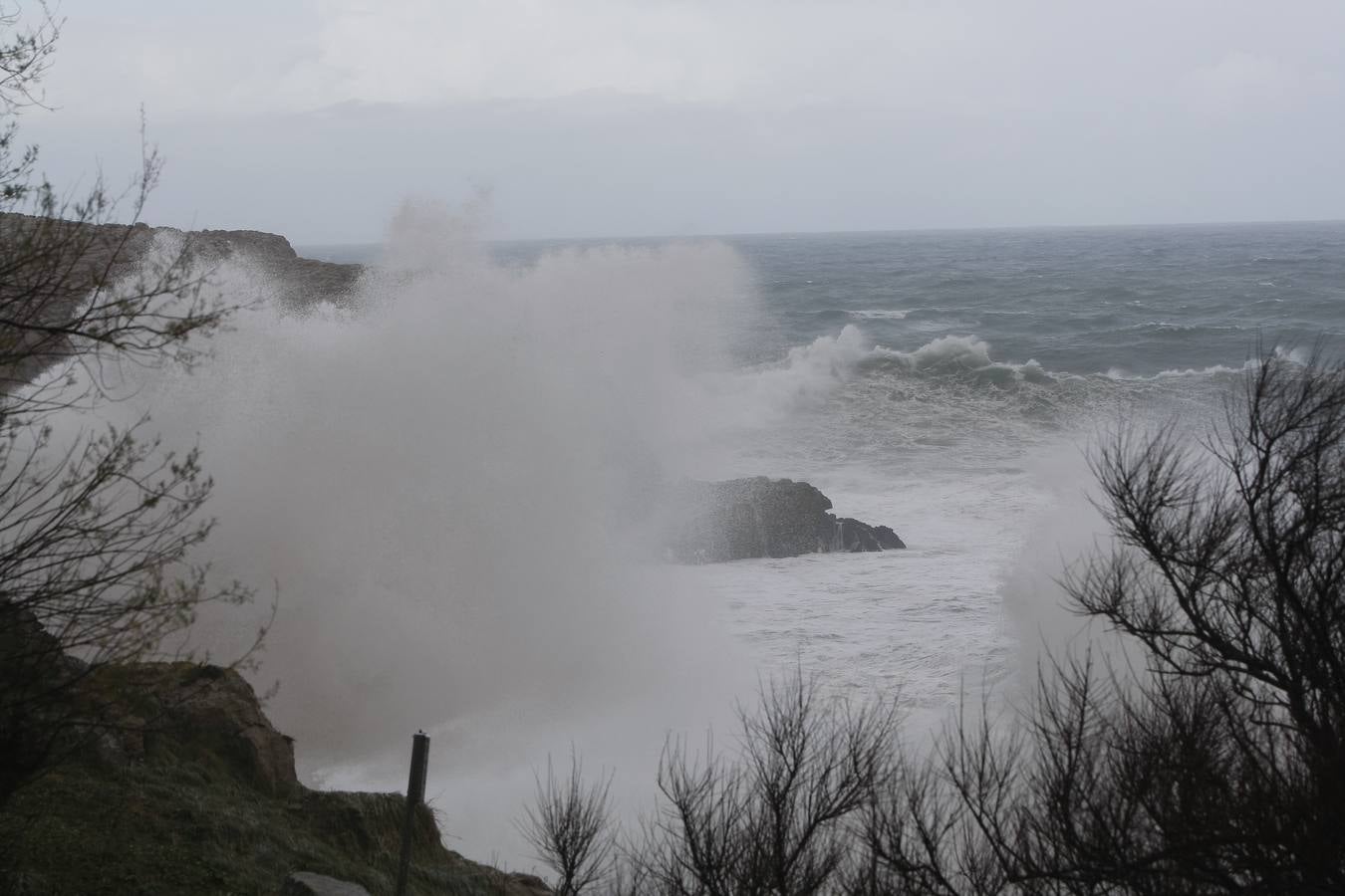 Olas de hasta 13 metros en Santander, una espuma extraordinaria en las playas de Liencres e imágenes espectaculares de Suances