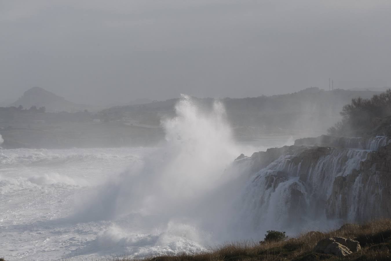 Olas de hasta 13 metros en Santander, una espuma extraordinaria en las playas de Liencres e imágenes espectaculares de Suances