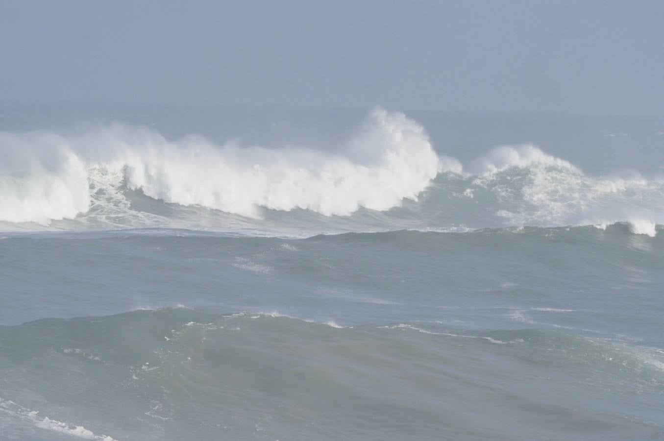 Olas de hasta 13 metros en Santander, una espuma extraordinaria en las playas de Liencres e imágenes espectaculares de Suances