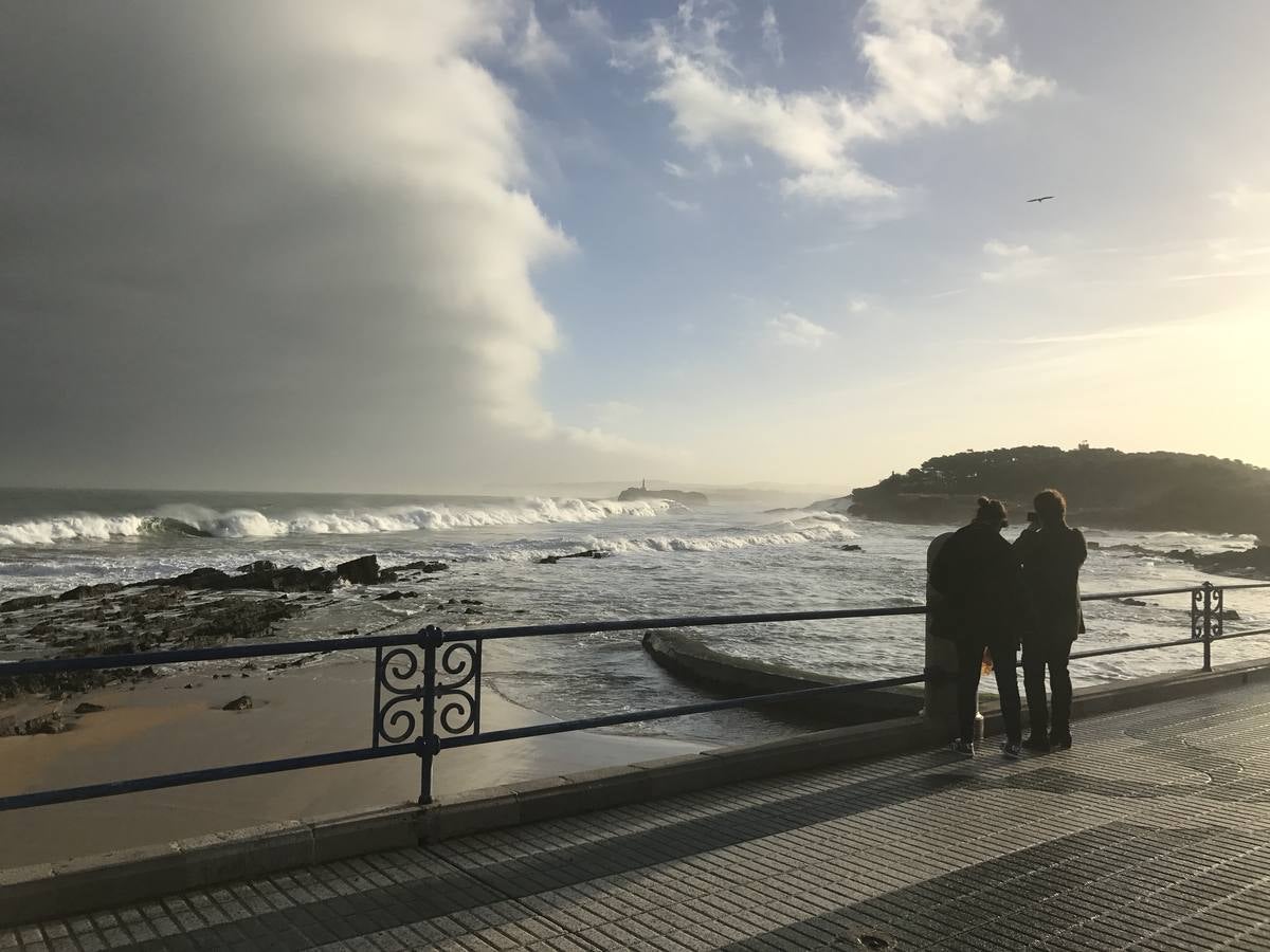 A las fuertes olas se suman grandes pleamares y bajamares, como esta imágen de Santander