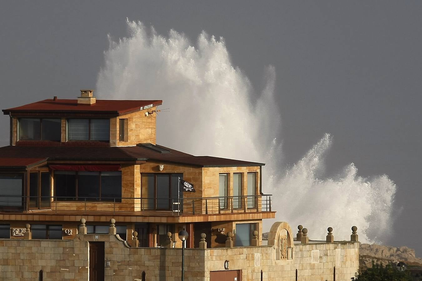 Fuertes olas en Suances