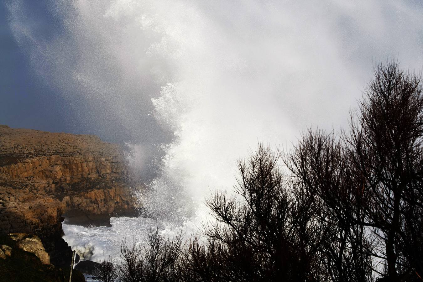 Fuertes olas en Suances