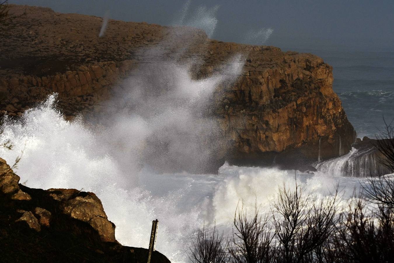 Fuertes olas en Suances