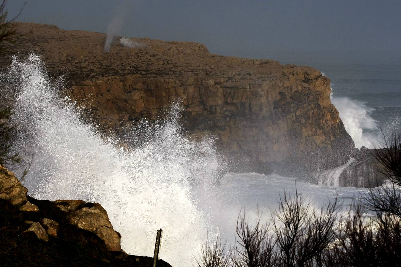 Fuertes olas en Suances