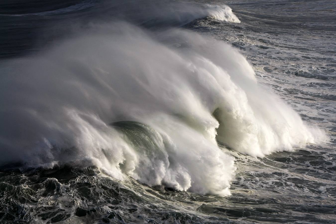 Fuertes olas en Suances