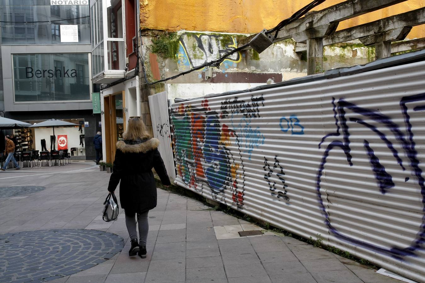 Pintadas y grafitis en las calles de Torrelavega