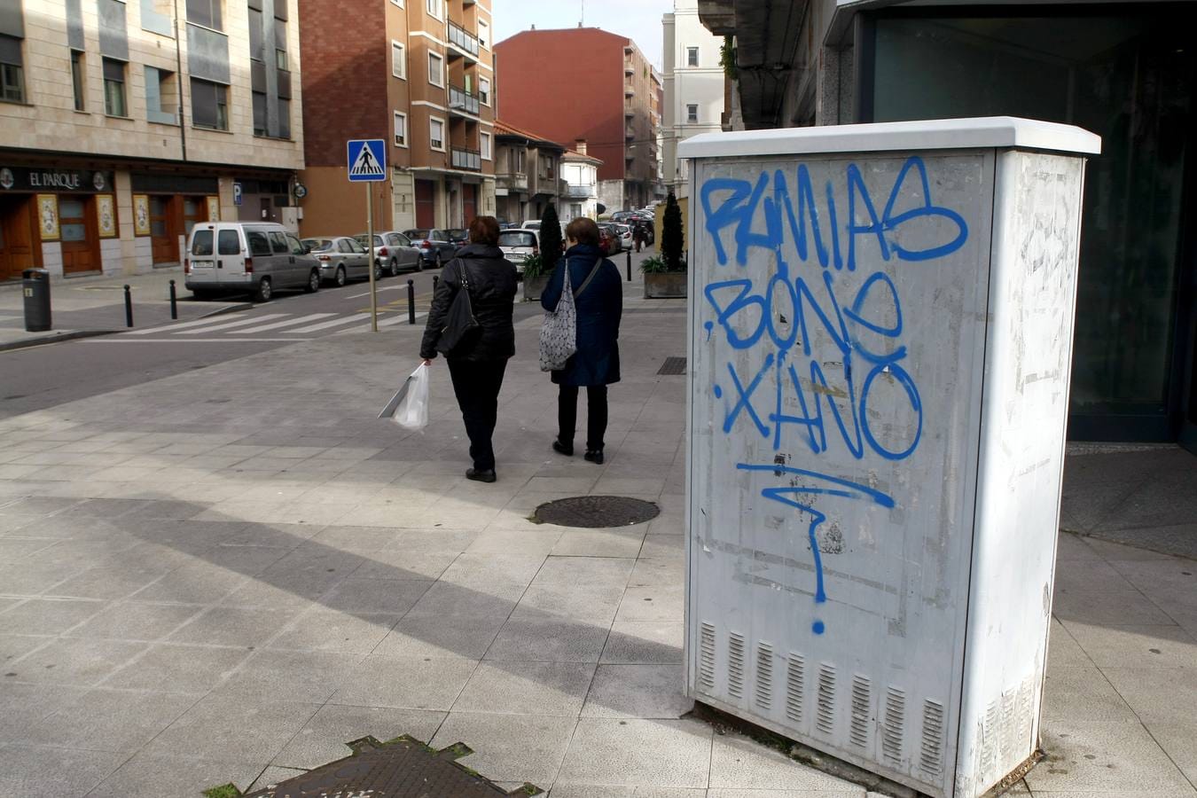 Pintadas y grafitis en las calles de Torrelavega