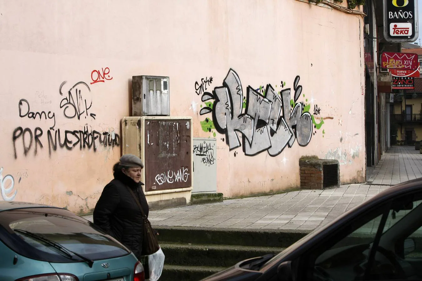 Pintadas y grafitis en las calles de Torrelavega