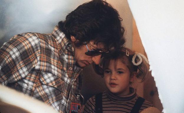 Steven Spielberg junto a Drew Barrymore durante el rodaje de 'E.T. el extraterrestre' (1982)