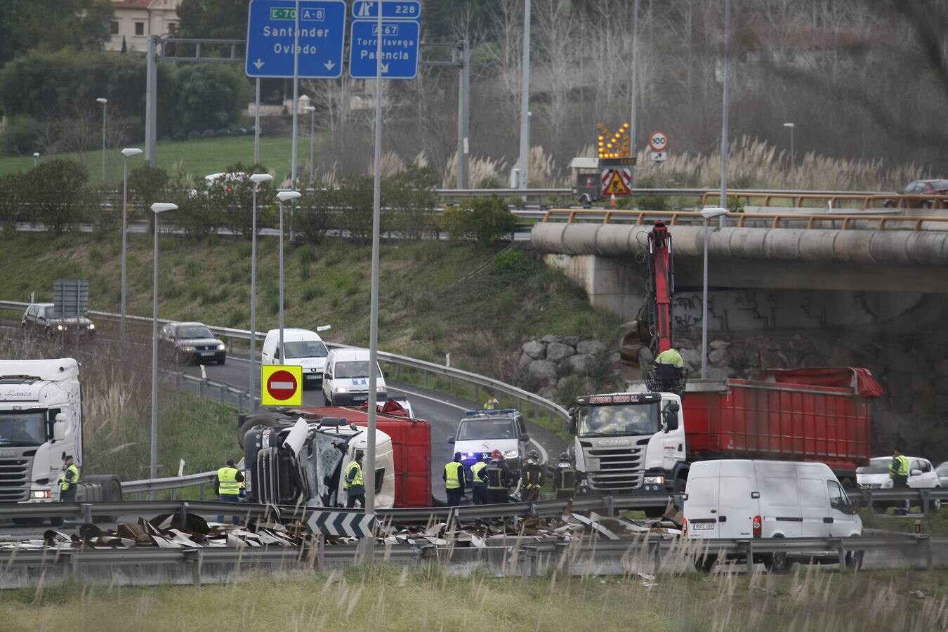 Camión volcado en Torrelavega