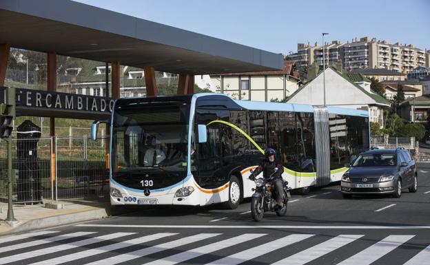 Autobuses articulados del MetroTUS circulan, en pruebas, por Santander.