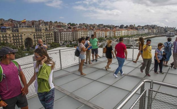 Galería. Las visitas al centro y su entorno son ya una opción recurrente entre cántabros y turistas.