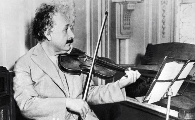 Albert Einstein toca el violín en la Universidad de Princeton, en 1931.