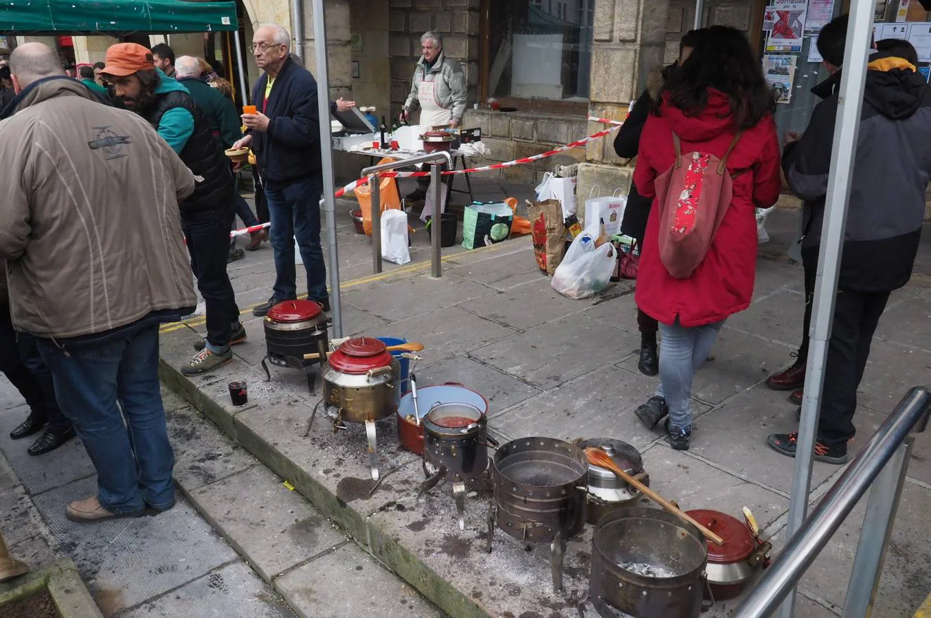 La capital campurriana ha celebrado de forma multitudinaria la festividad de San Sebastián, en la que ha tenido lugar el concurso de ollas ferroviarias.