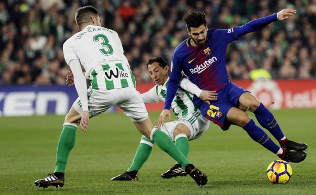 André Gomes, en una acción ante Fabián Ruiz y Javi García. 