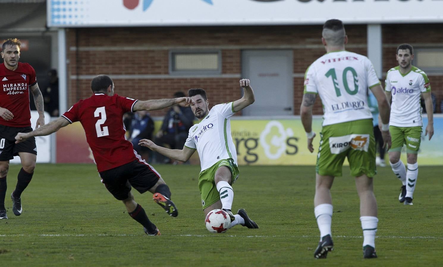 El equipo cántabro sumó una sufrida victoria en el campo del Mirandés.