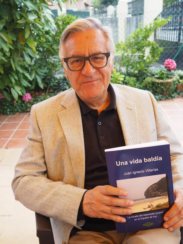 Juan Ignacio Villarías posa con su último libro. :: dm