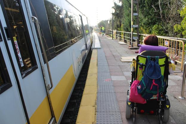 El recrecido del anden no llega a nivel de la puerta del tren como marca la normativa. :