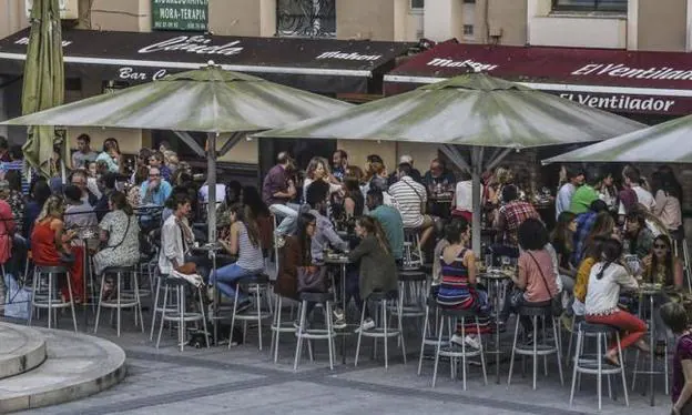 Decenas de clientes llenan las mesas de la zona reservada para terrazas de los bares de Cañadío, en el centro de Santander.