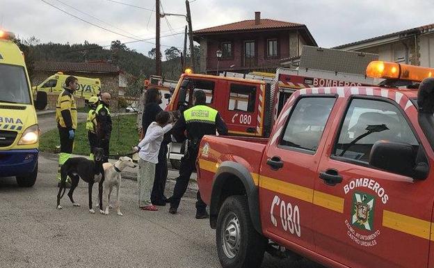 Imagen principal - Los bomberos rescatan a una pareja y a sus dos perros, confinados en el balcón al incendiarse su casa en Ontón