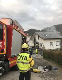 Imagen secundaria 2 - Los bomberos rescatan a una pareja y a sus dos perros, confinados en el balcón al incendiarse su casa en Ontón