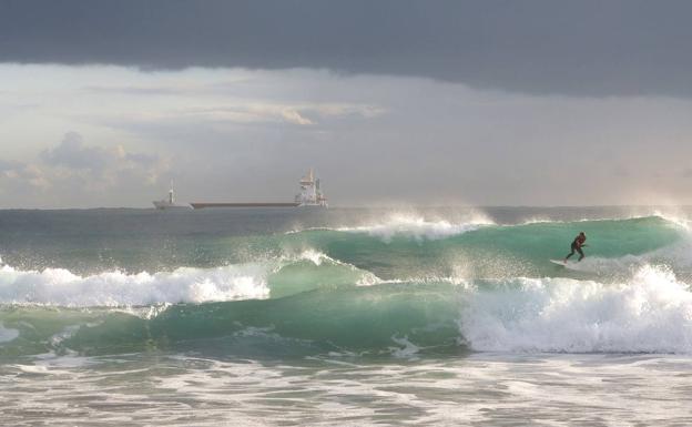 Surfista al amanecer, imagen fechada en 2015. 