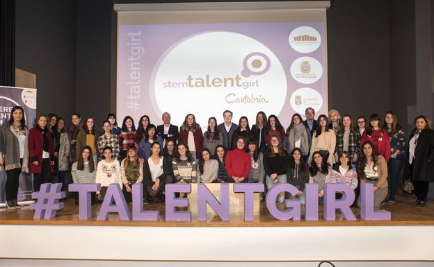 Mara Dierssen, séptima por la izquierda en la segunda fila, y organizadores del programa, con parte de las cántabras que participan en él. 