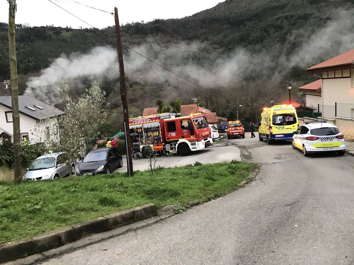 Rescate de dos personas, dos perros y un gato en un incendio en Ontón