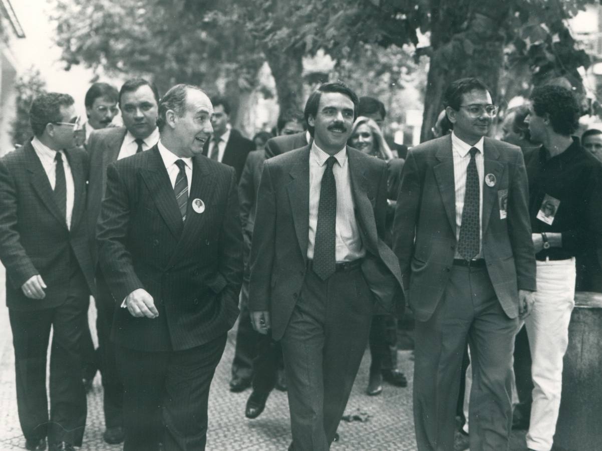 El primero por la derecha, durante una visita de José maría Aznar en el año 1989